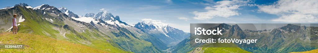 Vous cherchez au-dessus de Chamonix Mont Blanc - Photo de Montagne libre de droits