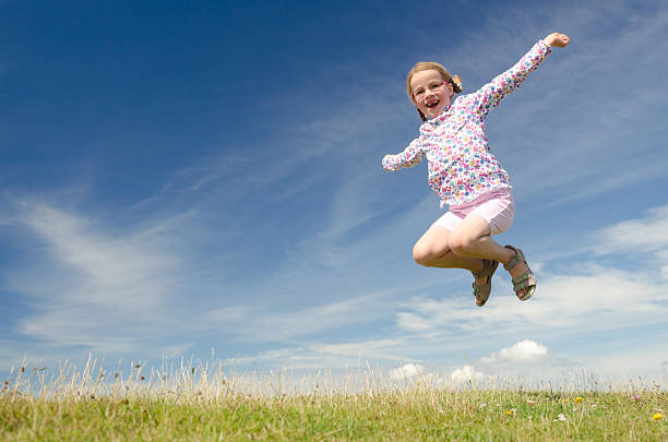 Frau macht Freudensprungjoyful young blond woman leaping