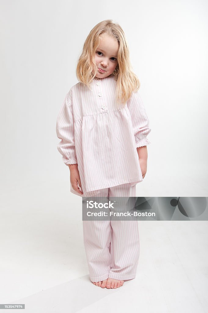 Pouting blonde enfant dans son pyjama - Photo de Tout-petit libre de droits