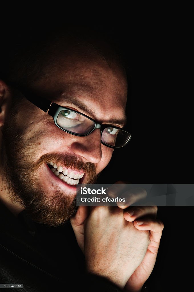 Mann mit bösen Lächeln unter dem Schatten look - Lizenzfrei Argwohn Stock-Foto
