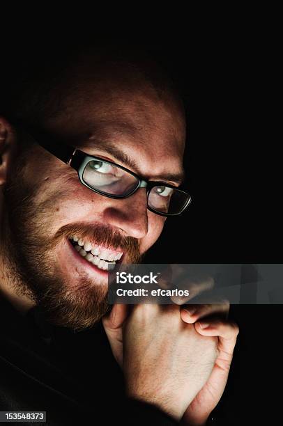 Hombre Con Mal Aspecto Sonriendo Bajo La Sombra Foto de stock y más banco de imágenes de Abrigo - Abrigo, Adulto, Barba - Pelo facial