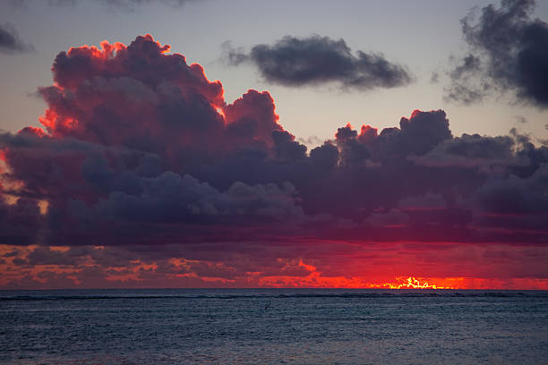 nubes oscuras sobre el mar al atardecer - textured nature hurricane caribbean sea fotografías e imágenes de stock