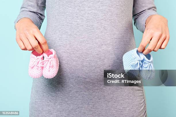 Schwangere Frau Hält Baby Booties Stockfoto und mehr Bilder von Schwanger - Schwanger, Zwilling, Babyschuh