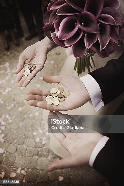 Matrimonio Su Misura - Fotografie stock e altre immagini di Sposi novelli - Sposi novelli, Cerimonia di nozze, Composizione verticale