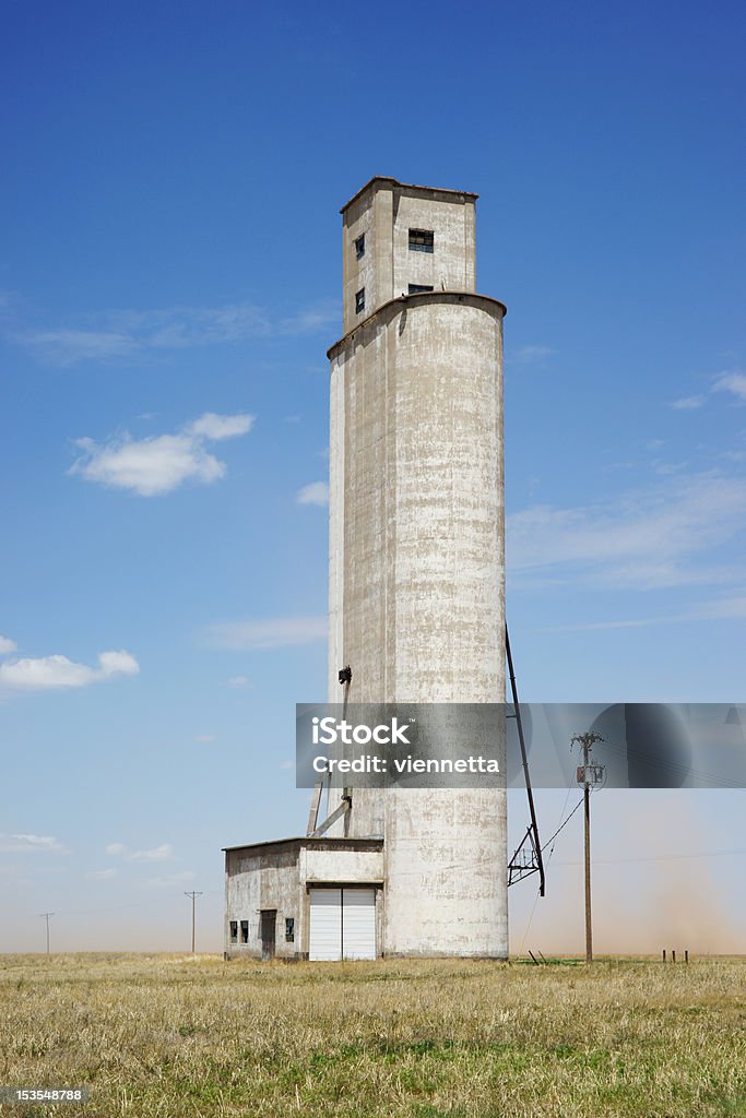 Old grano Silo con remolino de polvo - Foto de stock de Abandonado libre de derechos