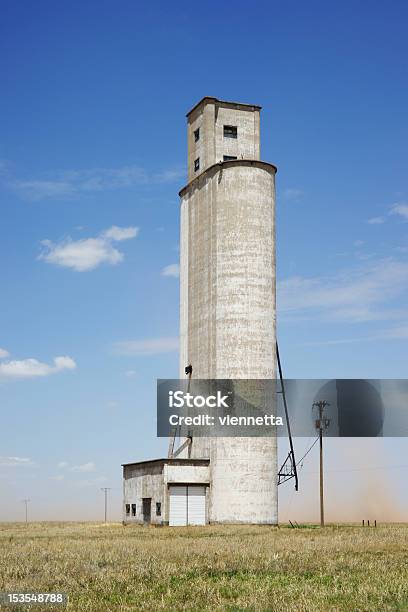 Foto de Velho Silo De Grãos Com Dust Devil e mais fotos de stock de Abandonado - Abandonado, Agricultura, Antigo