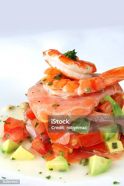 Foto de Camarões Em Molho De Tomate E Abacate e mais fotos de stock de Abacate - Abacate, Antepasto, Camarão-tigre-gigante