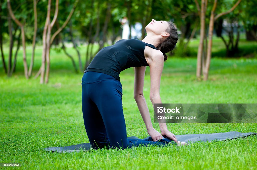 Mulher fazendo exercícios de alongamento. A ioga - Foto de stock de Adolescente royalty-free