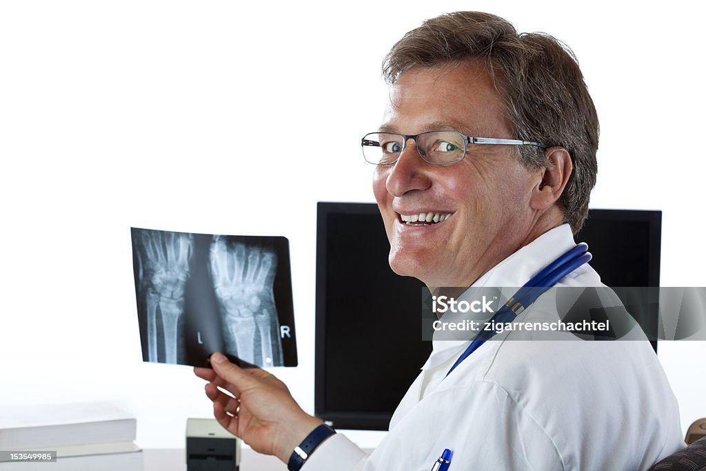 Vista posterior de un radiólogo examinando una radiografía de - Foto de stock de 50-59 años libre de derechos