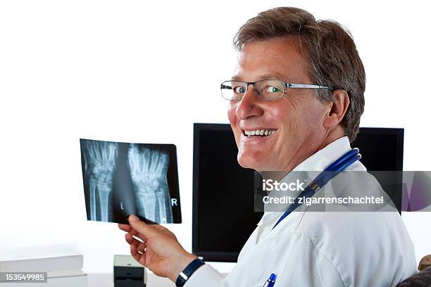 Vista Posterior De Un Radiólogo Examinando Una Radiografía De Foto de stock y más banco de imágenes de 50-59 años