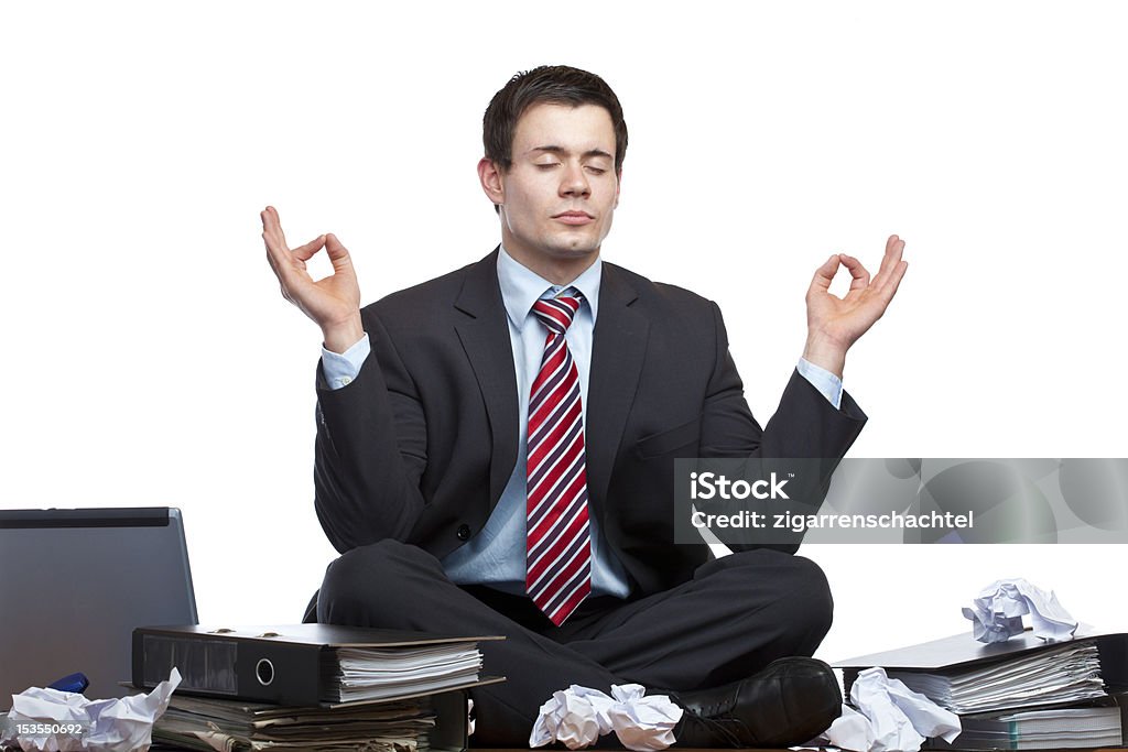ストレスがたまり、frustrated meditates ビジネスの男性のオフィスデスクで - 男性のロイヤリティフリーストックフォト