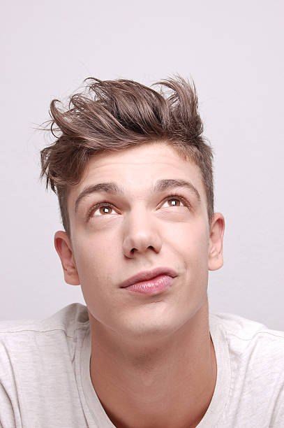 Retrato de un hombre joven atractivo - foto de stock