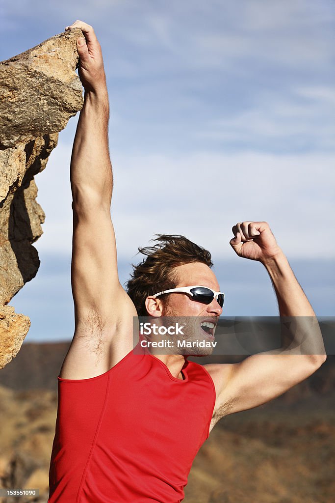 Uomo arrampicata successo - Foto stock royalty-free di Arrampicata su roccia