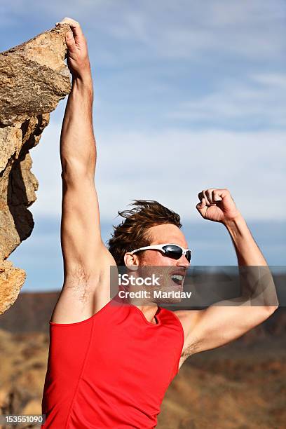 Uomo Arrampicata Successo - Fotografie stock e altre immagini di Arrampicata su roccia - Arrampicata su roccia, Uomini, Ambientazione esterna