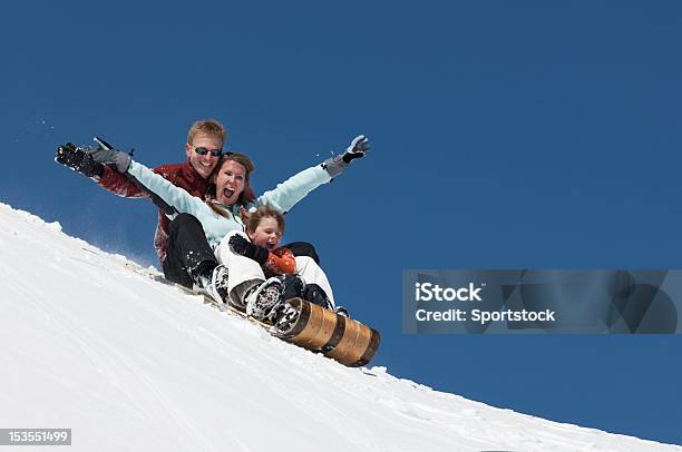 Familia Paseos En Trineo En Colorado Foto de stock y más banco de imágenes de Abrigo - Abrigo, Actividad, Actividades recreativas