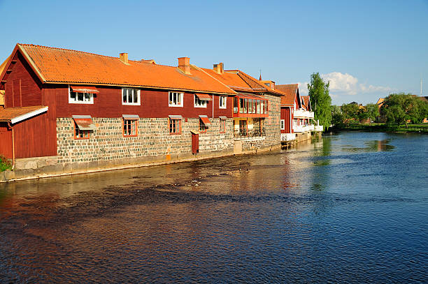 häuser am ufer eines flusses - falun stock-fotos und bilder