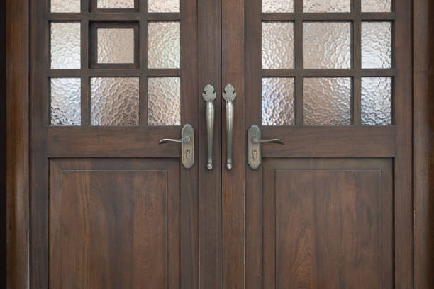 una puerta de madera vintage con sentido del tiempo - front door doorknob door wood fotografías e imágenes de stock