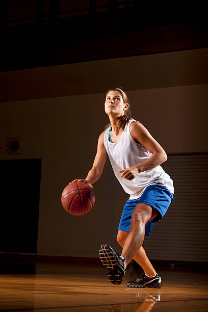 Mujer jugador de baloncesto, atletismo y driblar. Espacio de copia, vertical. - foto de stock