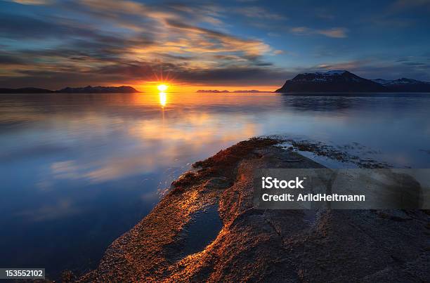 Foto de Noite Do Eclipse e mais fotos de stock de Sol da meia-noite - Sol da meia-noite, Troms Og Finnmark, Montanha