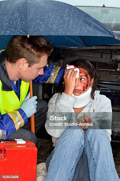 Acidente Na Chuva - Fotografias de stock e mais imagens de Acidente - Conceito - Acidente - Conceito, Acidente - Evento Relacionado com o Transporte, Acidente de Carro