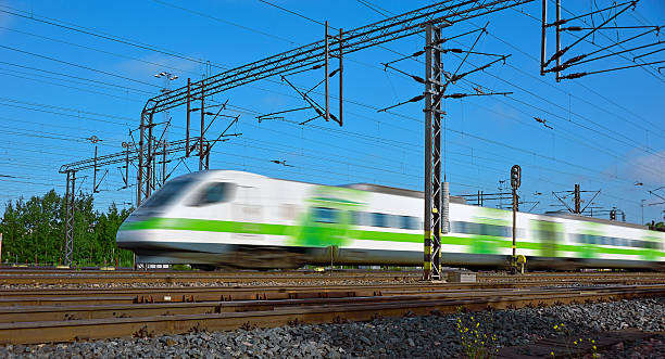 train à grande vitesse avec motion blur - fast motion photos photos et images de collection