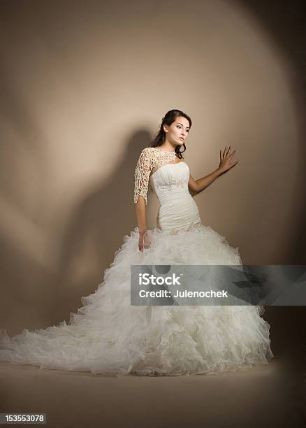 Die Schöne Junge Frau In Einem Hochzeitskleid Stockfoto und mehr Bilder von Braunes Haar - Braunes Haar, Braut, Eleganz