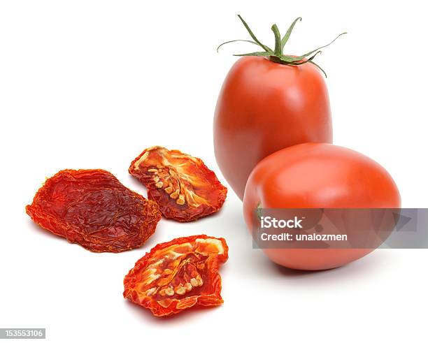 Ciruela Seca Y Frescos Tomates Foto de stock y más banco de imágenes de Tomate seco - Tomate seco, Fondo blanco, Rojo