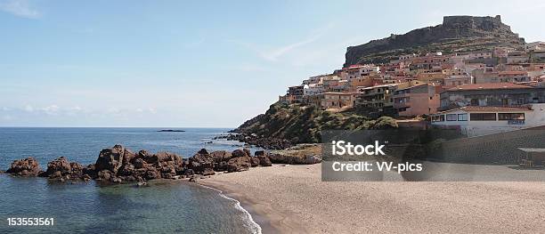 Castelsardo Construido Sobre Un Acantilado Foto de stock y más banco de imágenes de Acantilado - Acantilado, Aire libre, Ajardinado