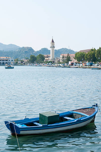 Barco a Remo em Zakythos harbour - fotografia de stock