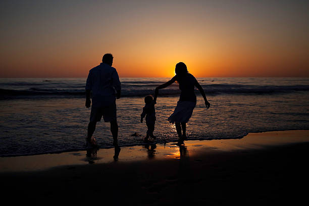 hora de se divertir na praia ao pôr-do-sol! - silhouette three people beach horizon - fotografias e filmes do acervo