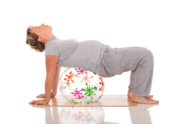 妊娠中の女性の実践ヨガ - human pregnancy prenatal care relaxation exercise ball ストックフォトと画像