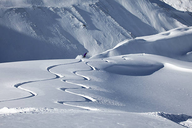 nieve en polvo boarder frescos de nueva zelanda - powder snow ski ski track track fotografías e imágenes de stock