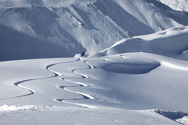 frontière de ski dans la poudreuse fraîche, nouvelle-zélande - ski track powder snow track snow photos et images de collection