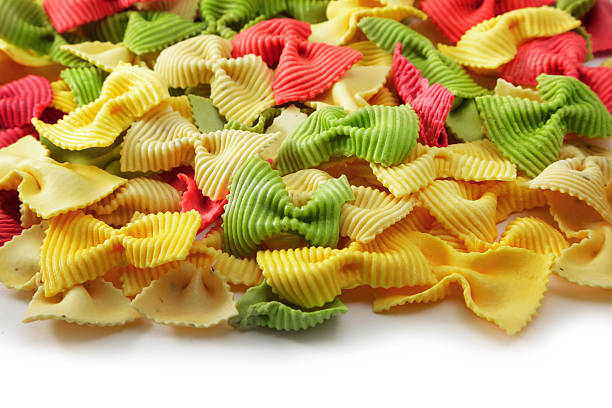 makaron farfalle - bow tie pasta italian cuisine bow heap zdjęcia i obrazy z banku zdjęć