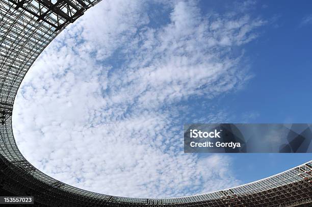 Estádio Telhado E Céu - Fotografias de stock e mais imagens de Bola de Futebol - Bola de Futebol, Estádio, Futebol