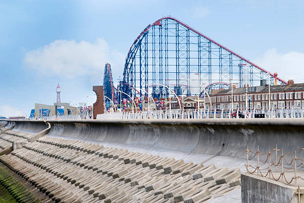 blackpool um grande - rollercoaster blackpool england pleasure beach - fotografias e filmes do acervo