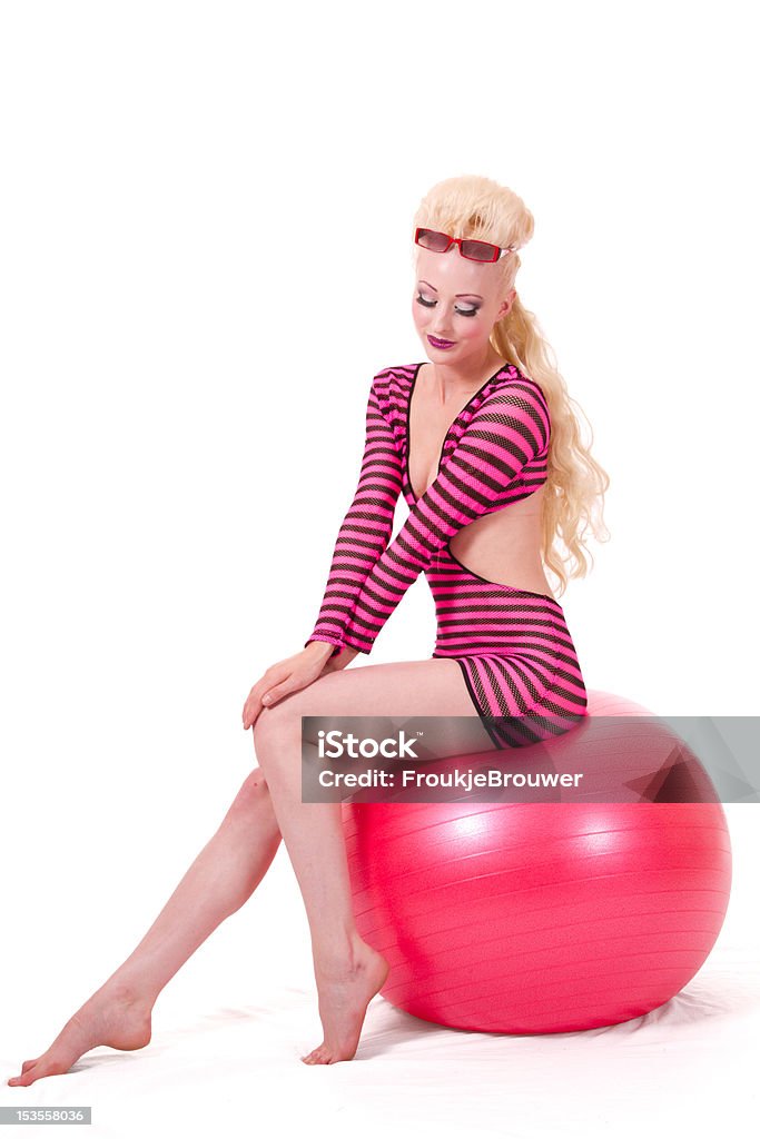 pinup loira modelo sentado na bola de praia - Foto de stock de Adulto royalty-free