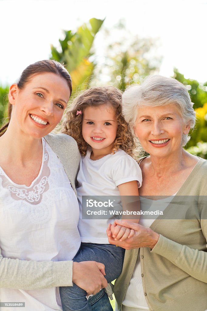 Porträt einer Familie, die in die Kamera - Lizenzfrei Aktiver Senior Stock-Foto