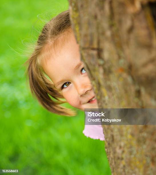 Photo libre de droit de Petite Fille Est Jouant Cachecache En Plein Air banque d'images et plus d'images libres de droit de 2-3 ans - 2-3 ans, Attraper, Beauté