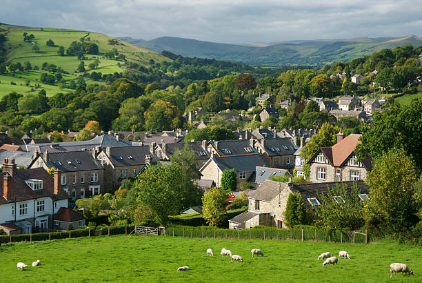 com vista para um vilarejo na zona rural do inglaterra. - parque nacional do peak district - fotografias e filmes do acervo