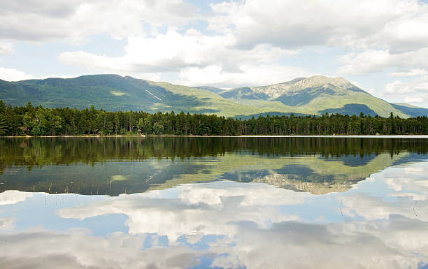 monte katahdin en un día de verano nublado - mt katahdin fotografías e imágenes de stock