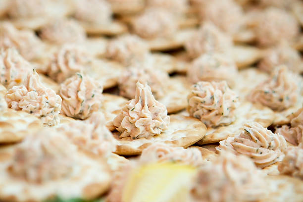 dip con cracker di frutti di mare - lobster cracker foto e immagini stock