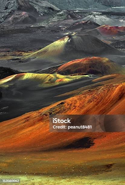 Вулканический Пепел Конусов — стоковые фотографии и другие картинки Национальный парк Халеакала - Национальный парк Халеакала, Haleakala Crater, Вертикальный