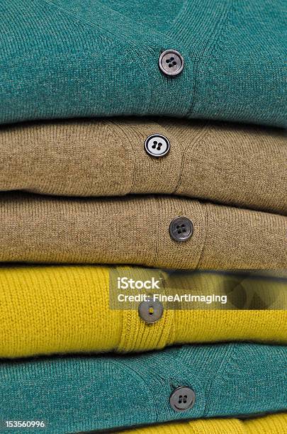 A Tradição V Pescoço Cardigan Em Cores De Outono - Fotografias de stock e mais imagens de Adulto - Adulto, Alpaca, Ao Ar Livre