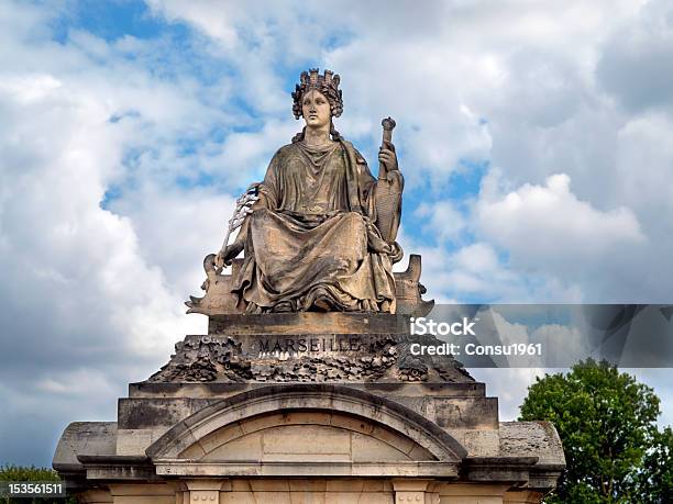 Estatua Foto de stock y más banco de imágenes de Azul - Azul, Cielo, Cielo dramático