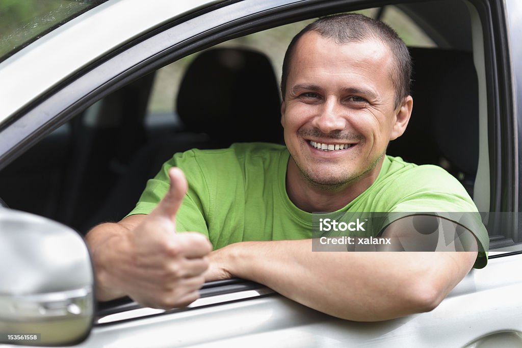Szczęśliwy Młody człowiek z nowego samochodu - Zbiór zdjęć royalty-free (Kciuki w górę)