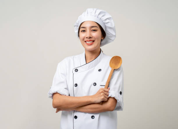 jeune belle femme asiatique chef en uniforme tenant des ustensiles de poche cuisine dans la cuisine divers geste délicieux menu plat bon goût sur isolé. cuisinière chef gens dans la cuisine restaurant - tenue de chef cuisinier photos et images de collection