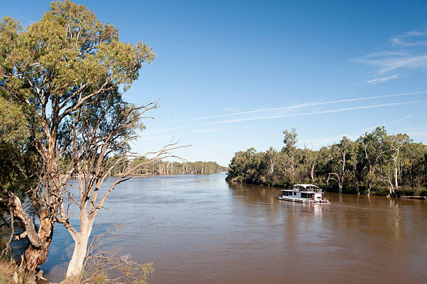 дом лодке на река муррей возле mildura, австралия. - mildura стоковые фото и изображения