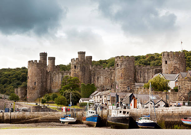 château de conwy - gwynedd photos et images de collection