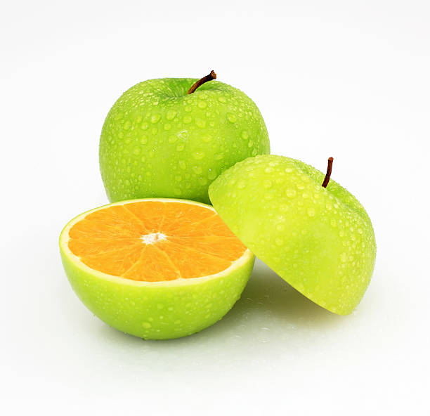 apple lub pomarańczowy - apple fruit surreal bizarre zdjęcia i obrazy z banku zdjęć